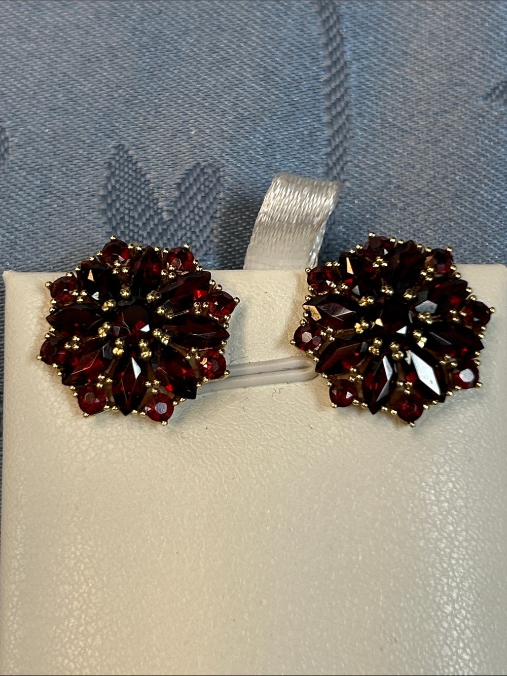 99059 14k yellow gold and Garnet earrings 8.15g